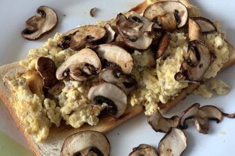 Schnelles Essen gewünscht? Toast mit Rührei + Champignons und einem Hauch Essig: hier NATURE-MARIPOSA