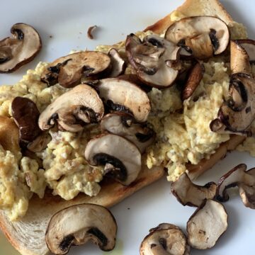Schnelles Essen gewünscht? Toast mit Rührei + Champignons und einem Hauch Essig: hier NATURE-MARIPOSA