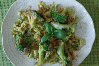 **INSPIRATION LÖWENZAHN-BALSAMESSIG** Bärlauchspätzli mit Löwenzahn-Balsamessig, Broccoli und Nature – Eule.