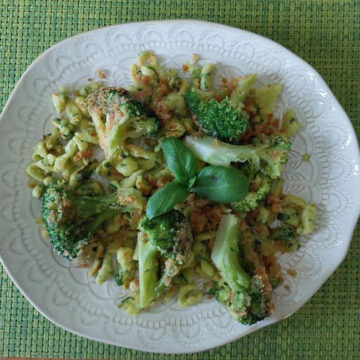 **INSPIRATION LÖWENZAHN-BALSAMESSIG** Bärlauchspätzli mit Löwenzahn-Balsamessig, Broccoli und Nature – Eule.