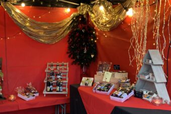 TÄGLICH GEÖFFNET BIS WEIHNACHTEN (ausser So). Herzlich willkommen in unserem Weihnachtszelt!