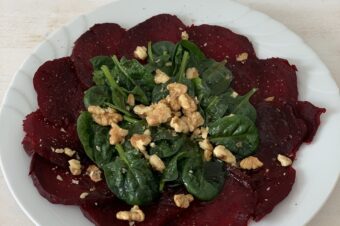 RANDEN-CARPACCIO mit Heidelbeeressig. Jetzt nochmals feines Knollengemüse geniessen! –> weiterlesen