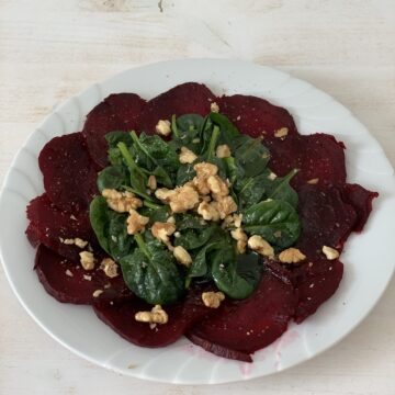 RANDEN-CARPACCIO mit Heidelbeeressig. Jetzt nochmals feines Knollengemüse geniessen! –> weiterlesen