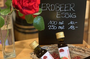 *AKTUELL* Erdbeeressig. Ob zum Salat oder zum Coupe Romanoff – er passt hervorragend! – –>weiterlesen